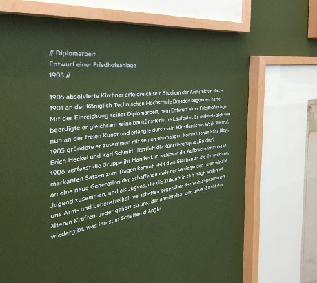 Wandbeschriftung und erklärende Textelemente in einer historischen Ausstellung