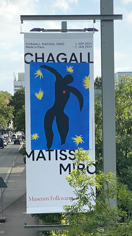 Fahne als Banner für den Außenbereich eines Museums