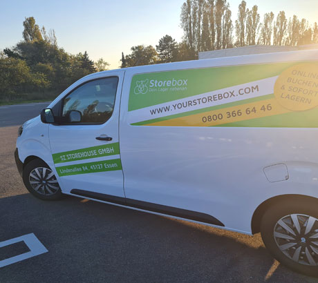 Firmenwagen mit individuell gestalteter Fahrzeugbeschriftung