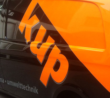 Fahrzeugdesign mit großformatigem Firmenlogo auf Transporter