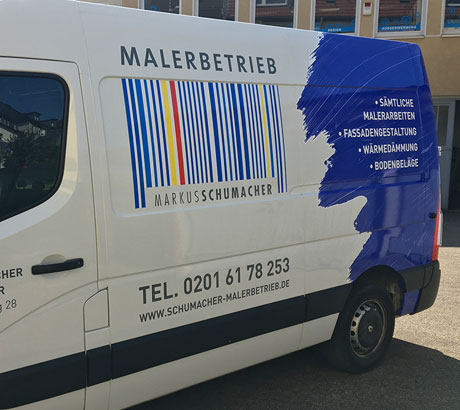 Fahrzeugdesign mit großformatigem Firmenlogo auf Transporter