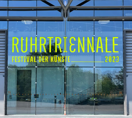 Fassadenfolierung Logo Ruhrtriennale mit klarer typografischer Gestaltung