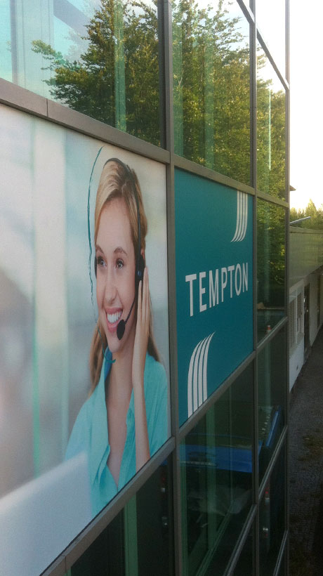 Großformatige Beschriftung einer Unternehmensfassade