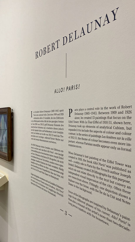 Großformatiger Ausstellungstext auf einer Museumswand