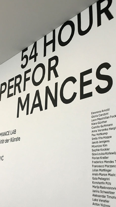 Ausstellungsdesign mit großformatigen Wandtexten im Museum