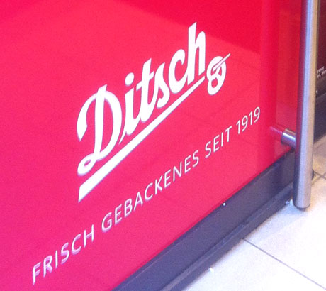 Professionelle Unternehmensbeschriftung auf einer Glasfläche