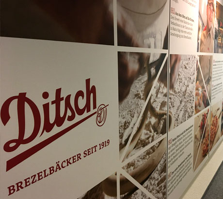 Individuelles Wanddesign auf Hartschaumplatten für Büroflächen