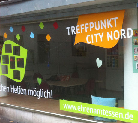 Schaufenstergestaltung mit dekorativer Foliengrafik