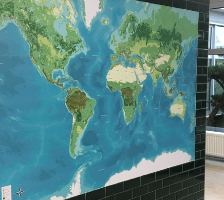 Weltkarte - Wandgrafik als Teil der Raumgestaltung