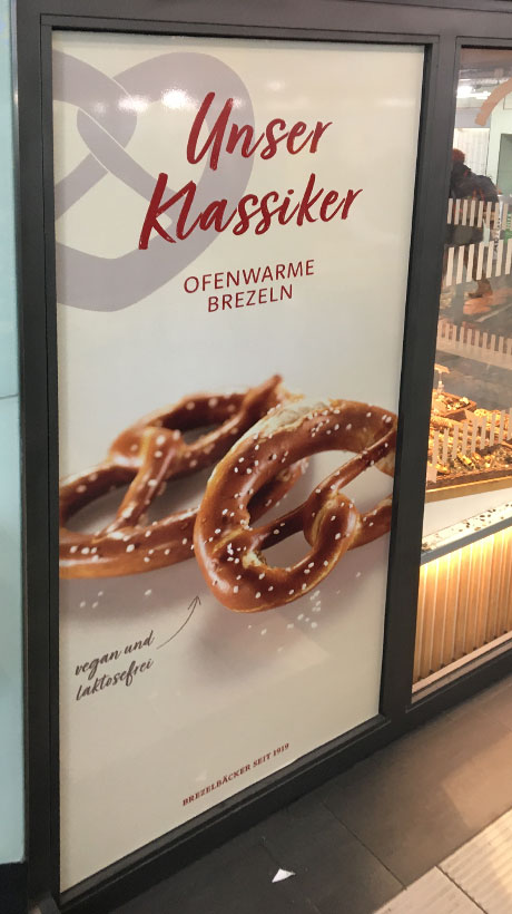 Professionelle Unternehmensbeschriftung auf einer Glasfläche