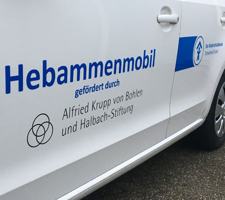 Autofolierung auf Firmenfahrzeug im Corporate Design