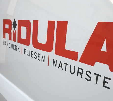 Professionelle Beschriftung eines Servicefahrzeugs