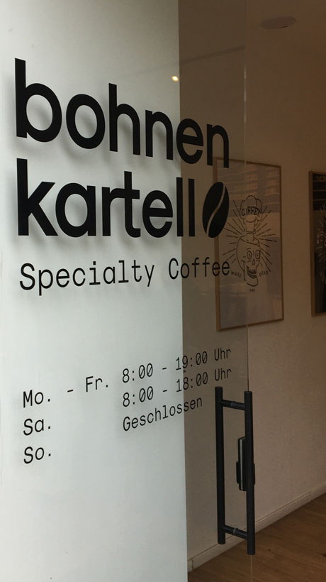 Schaufensterbeschriftung als Folienplott mit Logo und Öffnungszeiten