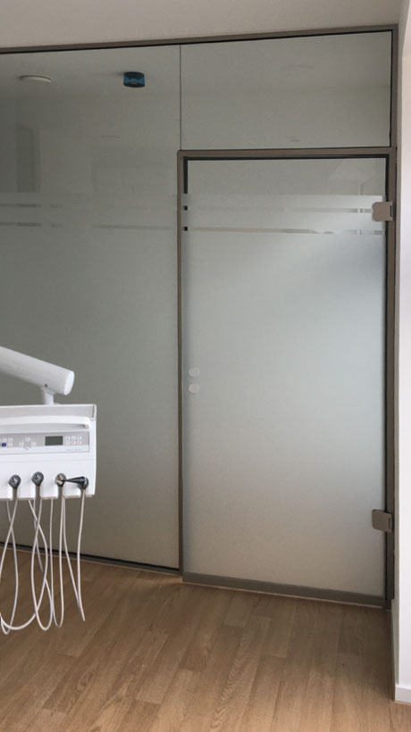 Glasdekorfolie für Behandlungsräume einer Arztpraxis