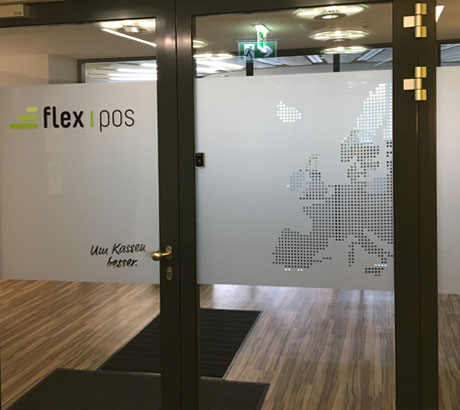 Milchglasfolie mit Folienplott im Eingangsbereich eines Unternehmens