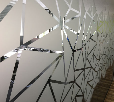 Sichtschutzfolie mit geometrischem Muster auf einer Glasfläche