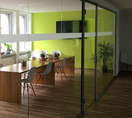 Glasgestaltung mit Sichtschutzfolie in einem Büro