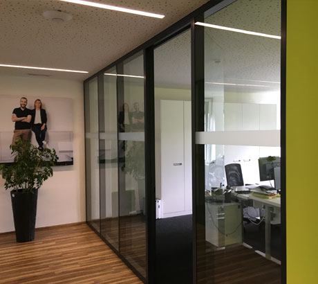 dezente Milchglasfolierung für Büroräume
