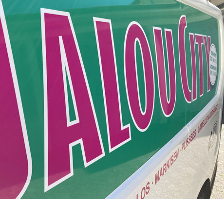 Autobeschriftung - Werbefolierung auf Firmenfahrzeug im Corporate Design