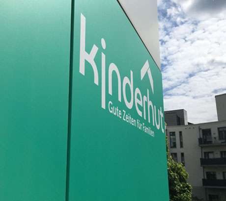 Detail einer Fassadenbeschriftung in Düsseldorf