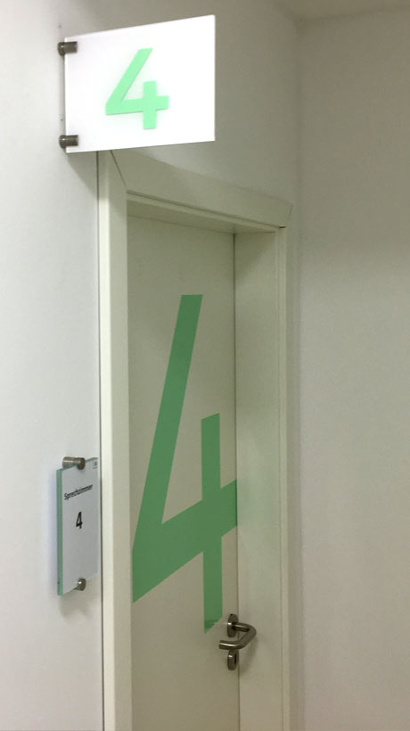 Leitsystem mit Schildern für eine Arztpraxis