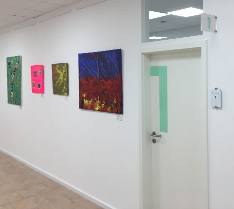 Leitsystem mit nummerierten Raumkennzeichnungen für eine Arztpraxis