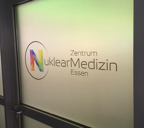 	Beschriftung einer Arztpraxis mit bedruckter Glasfolie und Logo