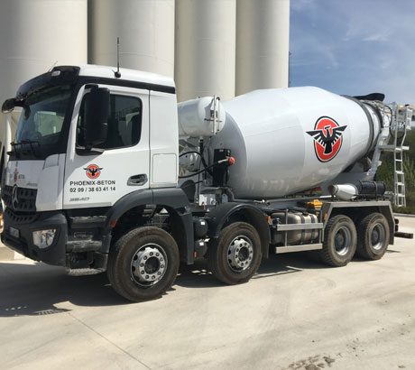 Betonmischer mit großformatiger Werbefolierung auf der Seitenfläche