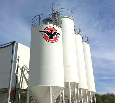 Großformatige Fassadenwerbung mit Logo