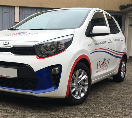 Branding eines Firmenwagens mit sportlicher Folierung