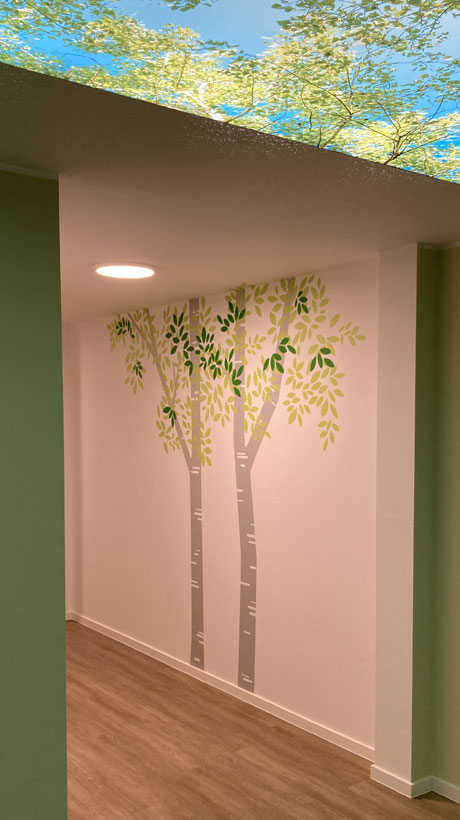 Kreative Wandgestaltung in einer Physiopraxis als Teil der Raumgestaltung