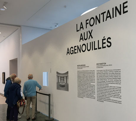 Museumswand mit erklärenden Texten und grafischen Element