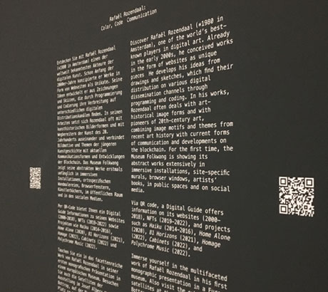 Museumswand mit erklärenden Texten