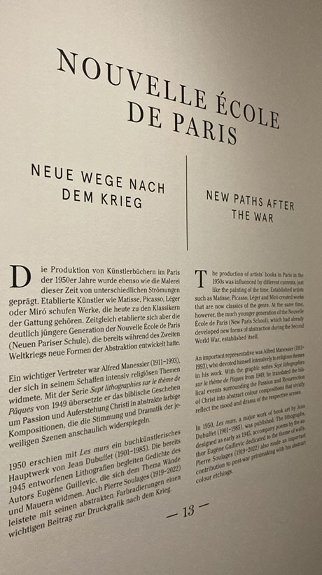 Typografisch gestaltete Wandbeschriftung in einer Ausstellung