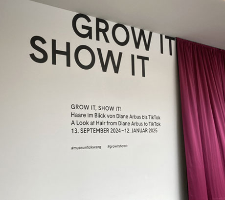 Wandfolierung Ausstellungstext mit klarer typografischer Gestaltung im Museum