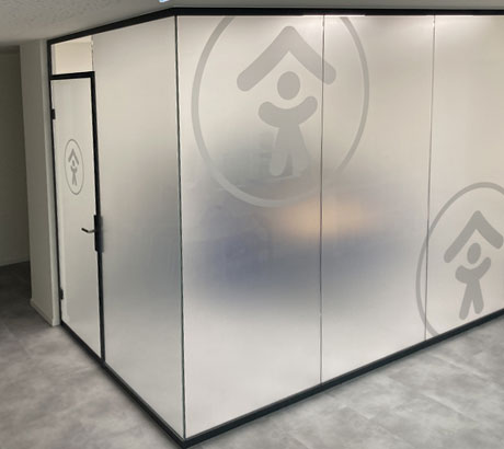 Milchglas Praxisfolierung als Sichtschutz für Behandlungsräume