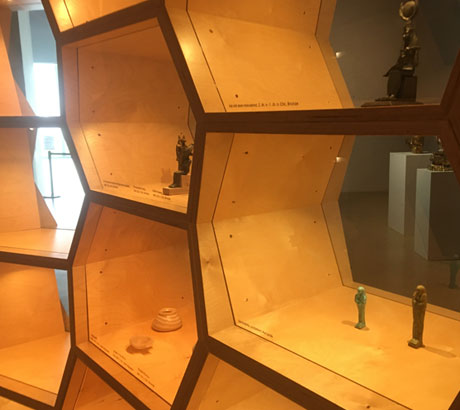 Beschriftete Ausstellungsvitrinen im Museum