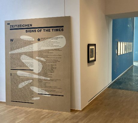 Beschriftete Informationstafel mit erklärenden Ausstellungstexten im Museum auf Holzplatten