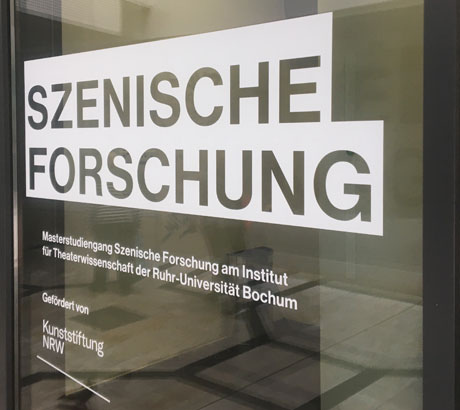 Unternehmensbeschriftung auf einer Glasfläche