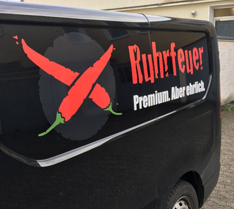 Auffällige Werbebeschriftung Lieferwagen