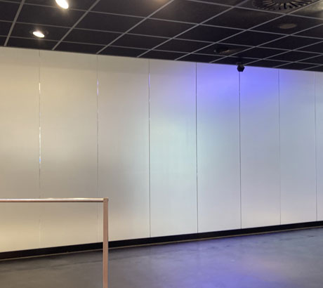 Milchglasfolie als Sichtschutz in einem Einkaufscenter