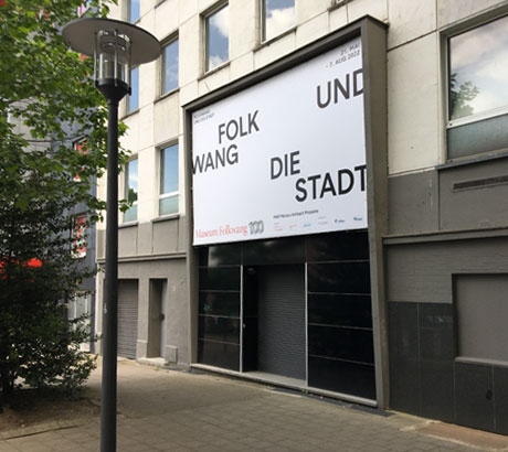 Fassadenbeschriftung an einem Gewerbegebäude